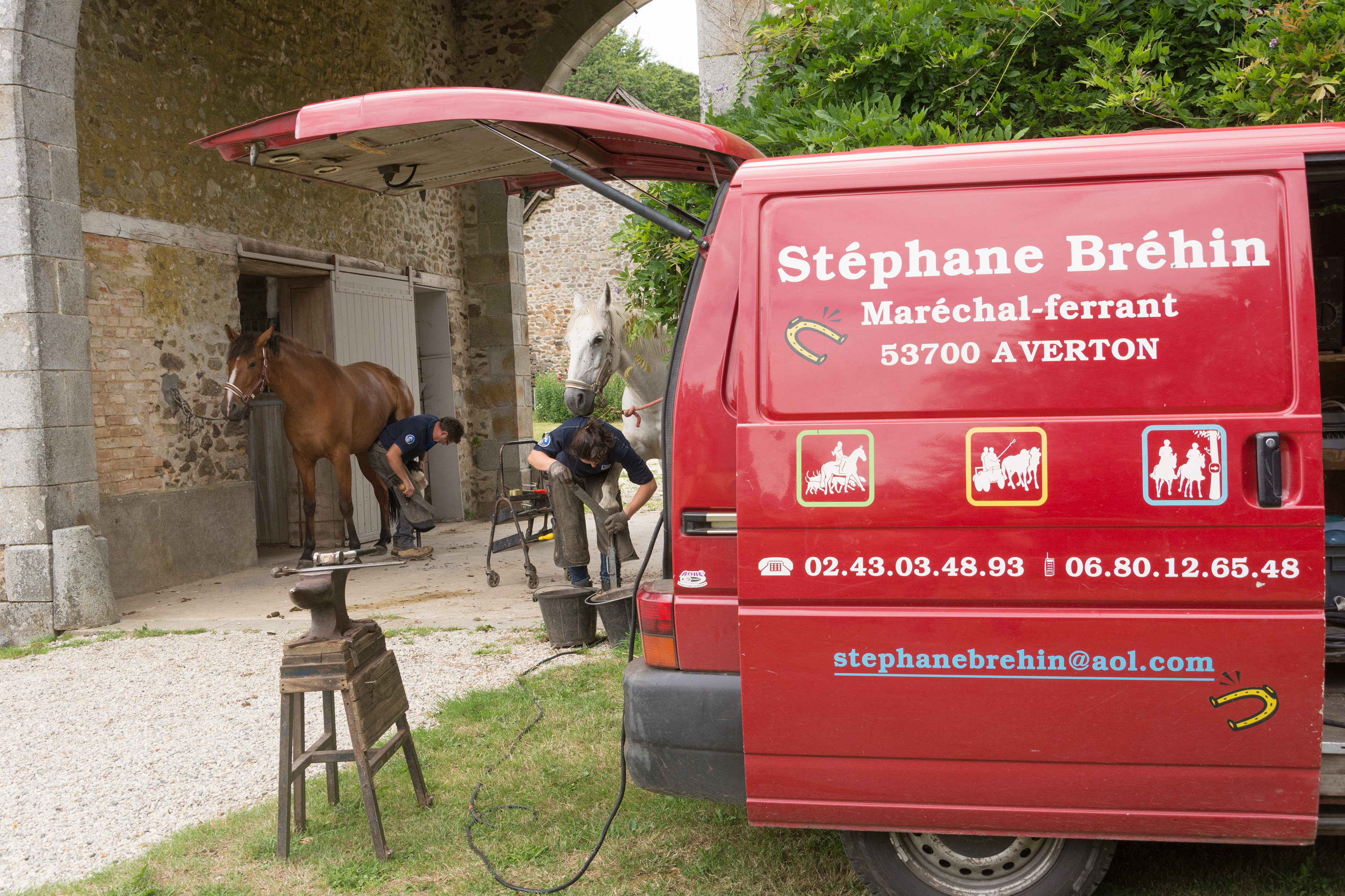 El herrador francés Stéphane Brehin trabajando