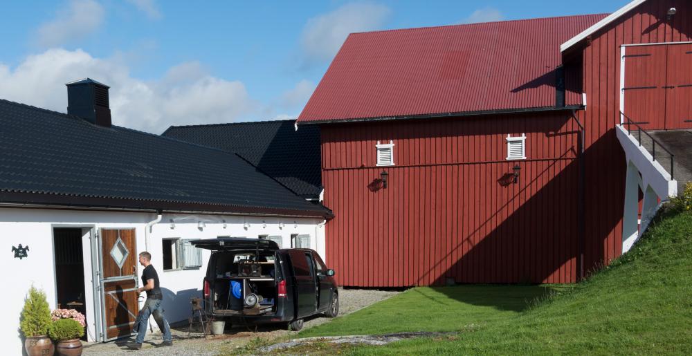 The Norwegian farrier Aksel Vibe, shoeing location
